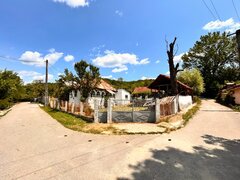 Fartatesti Casa cu1.900 mp intravilan, 2 deschideri asfaltate, curent, apa